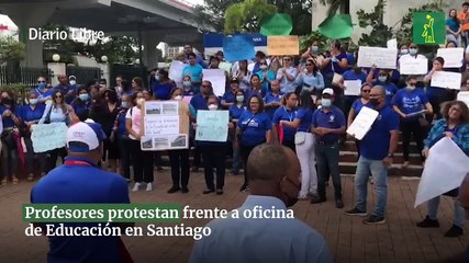 Profesores protestan frente a oficina de Educación en Santiago