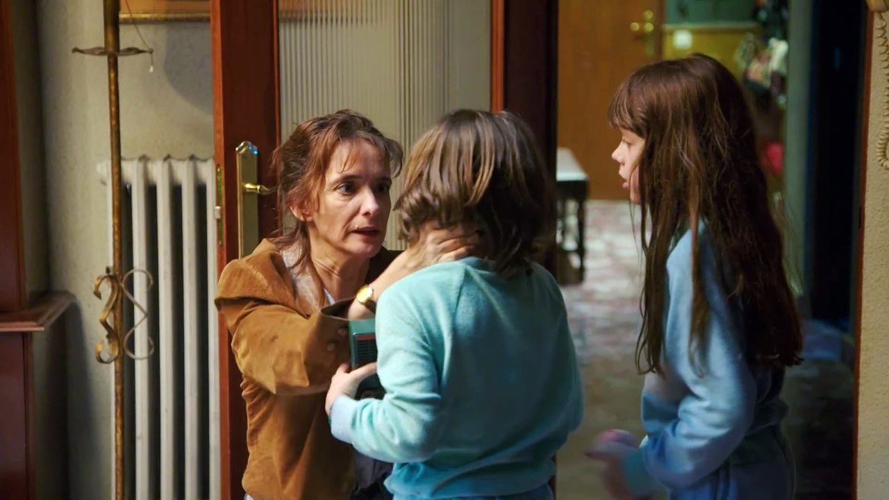 Veronica | Netflix Movie explained in hindi - Yeh Ladki Surya Grahan ke Dauran Apne Mrt Pita se Sampark Krti hai Lekin 🤯