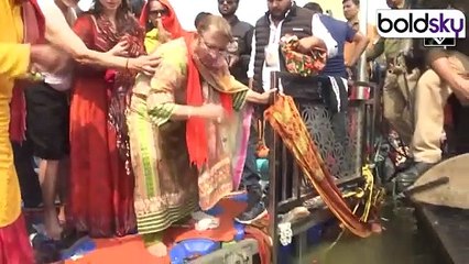 Tamannaah Bhatiya In Mahakumbh:अचानक महाकुंभ पहुंची Tamannaah, परिवार संग लगाई आस्था की डुबकी |