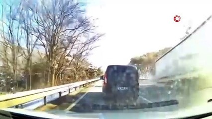 Bursa'da ilginç anlar: Tırın dorsesi koparak yol ortasında kaldı!