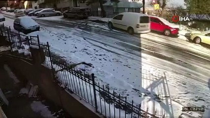 Kayganlaşan yolda önce savruldu sonra park halindeki araçları biçti! O anlar kamerada