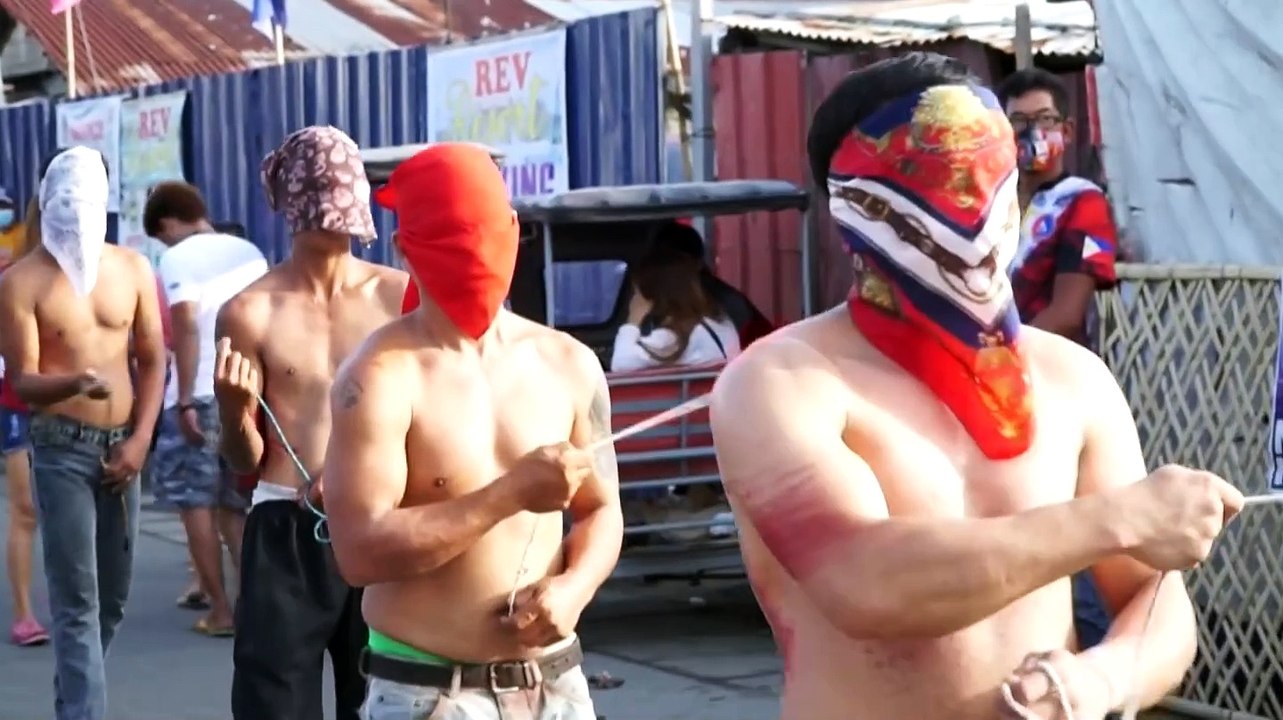 Penitentes filipinos se flagelan en el Viernes Santo