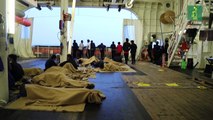Migrantes torturados en Libia reciben primeros auxilios en barco ambulancia de MSF