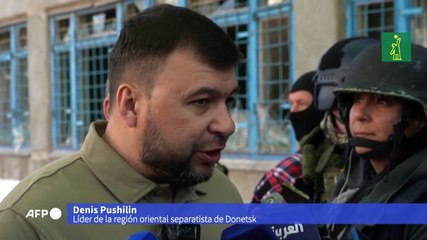 Devastación en el puerto de Mariúpol, con fondo de bombardeos contra reducto de resistencia