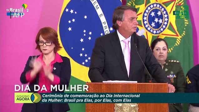 Bolsonaro decreta distribución gratuita de productos femeninos tras vetar proyecto