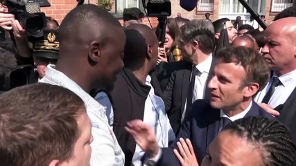 Manifestantes lanzan tomates contra Emmanuel Macron