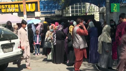 Talibanes ordenan a las afganas que usen en público un velo que les cubra cuerpo y rostro