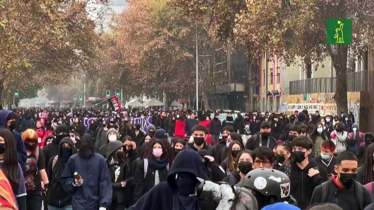 Un millar de estudiantes secundarios chilenos protestan y encapuchados queman un autobús