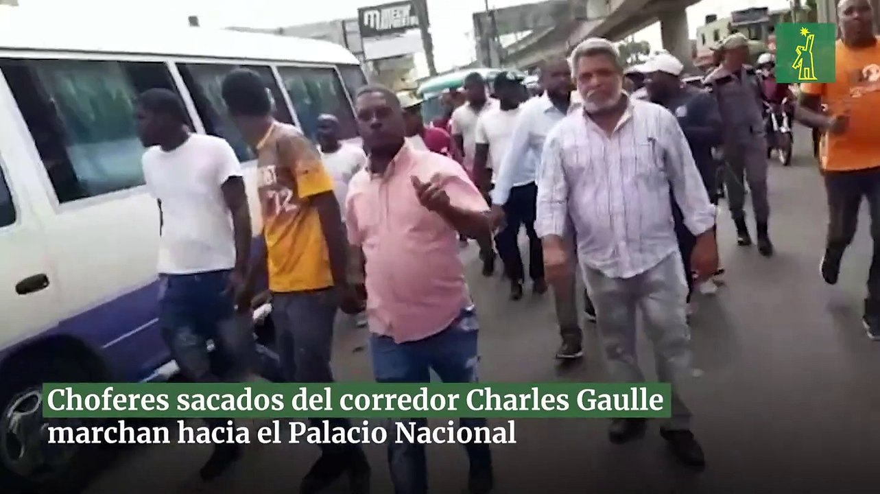 Choferes sacados del corredor Charles Gaulle marchan hacia el Palacio Nacional