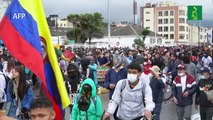 Manifestantes y policías chocan en aniversario de estallido social en Colombia