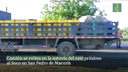 Camión se voltea en la autovía del este próximo al Soco en San Pedro de Macorís