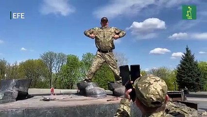 Kiev destruye la estatua que simbolizaba la unidad y amistad con Rusia