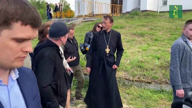 Bono ofrece concierto en el metro de Kiev y visita Bucha, Irpin y Borodyanka