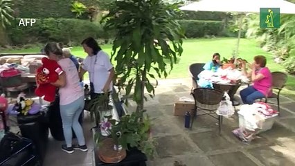 Un "hospital" de peluches reparte alegría a niños en Venezuela