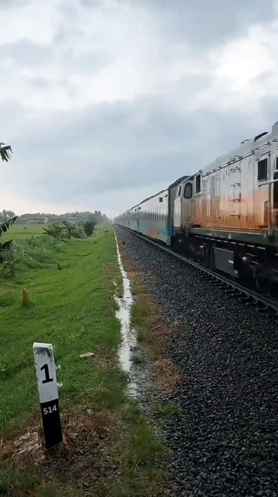 KA KAI Argo Semeru papasan dengan KAI Taksaka