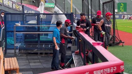 Sócrates Brito prueba el béisbol de Corea del Sur con el uniforme de los KIA Tigers