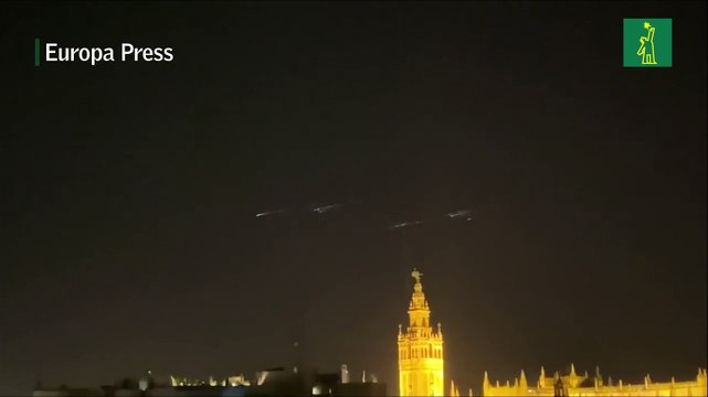 Los restos de un cohete chino arden cruzando el cielo sobre la Península Ibérica