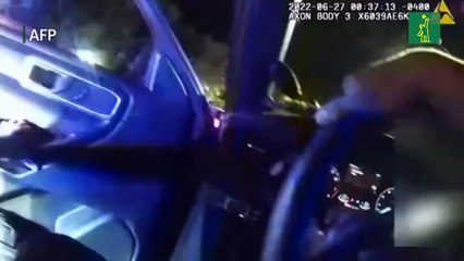 Conmoción en EEUU tras difusión de video de hombre negro acribillado por la policía