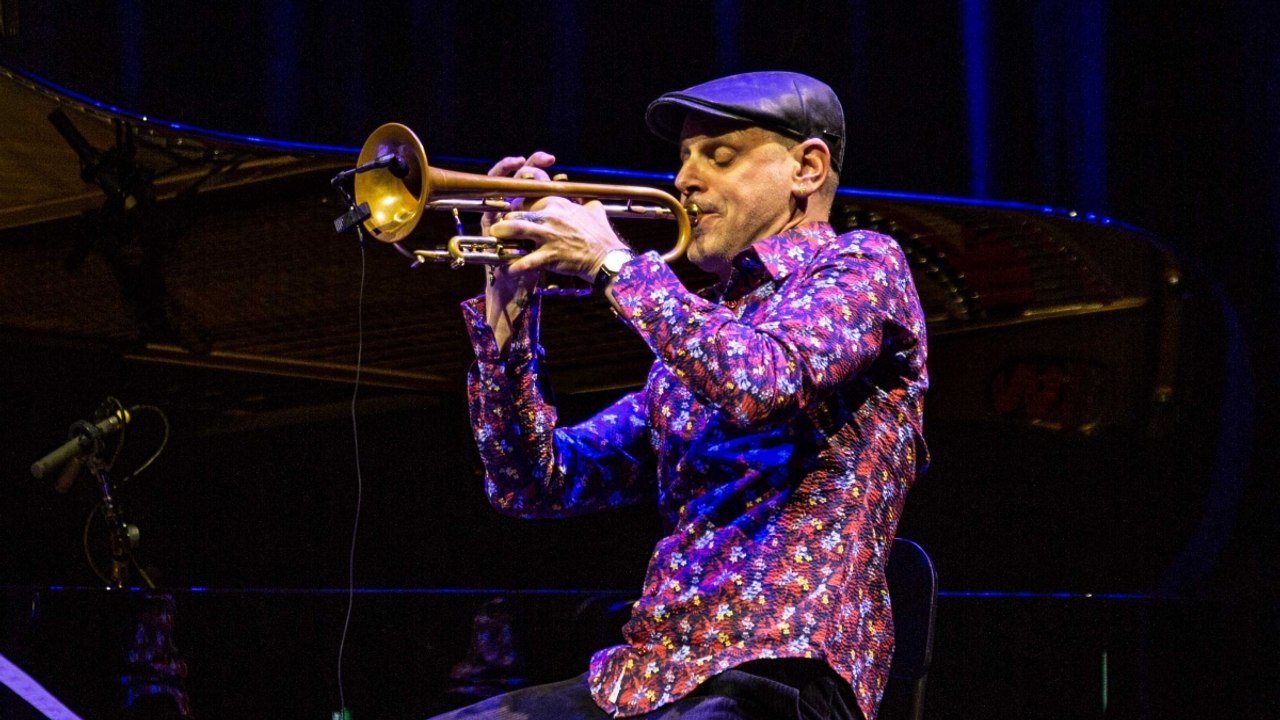 Fabrizio Bosso e tutto il jazz delle canzoni di Pino Daniele: nel live all'Auditorium il coro sulle note di «Se mi vuoi»