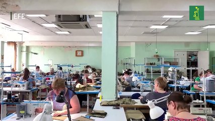 Un empleo para mujeres ucranianas que ayudan a hijos y esposos en el frente