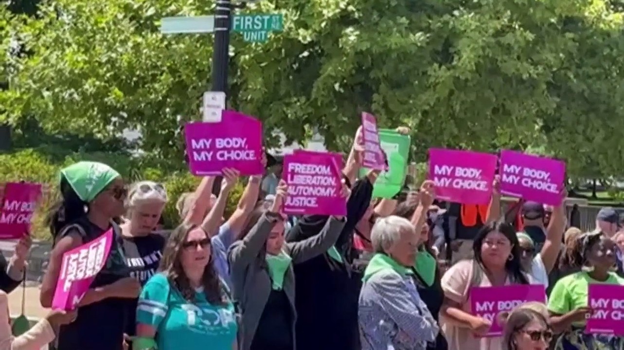 Arrestan a 17 legisladores en protesta pro aborto frente a Corte Suprema de EEUU