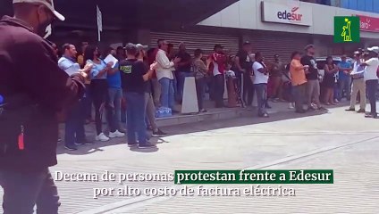 Decena de personas protestan frente a Edesur por alto costo de factura eléctrica.