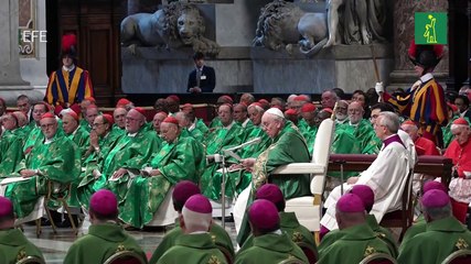 El papa pide a los cardenales huir de la tentación de sentirse a la altura