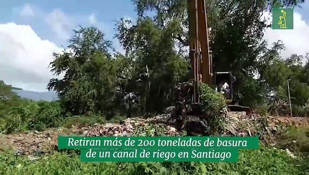 Retiran más de 200 toneladas de basura de un canal de riego en Santiago
