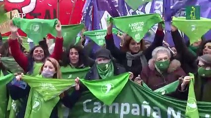 Argentinas marchan a embajada de EEUU en protesta por fallo antiaborto