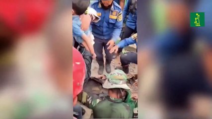 Azka, un niño de 6 años rescatado tras dos días bajo los escombros en Indonesia