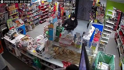 "¡Vete de aquí, desgraciado!": Empleada echó a gritos a un ladrón armado (Video)