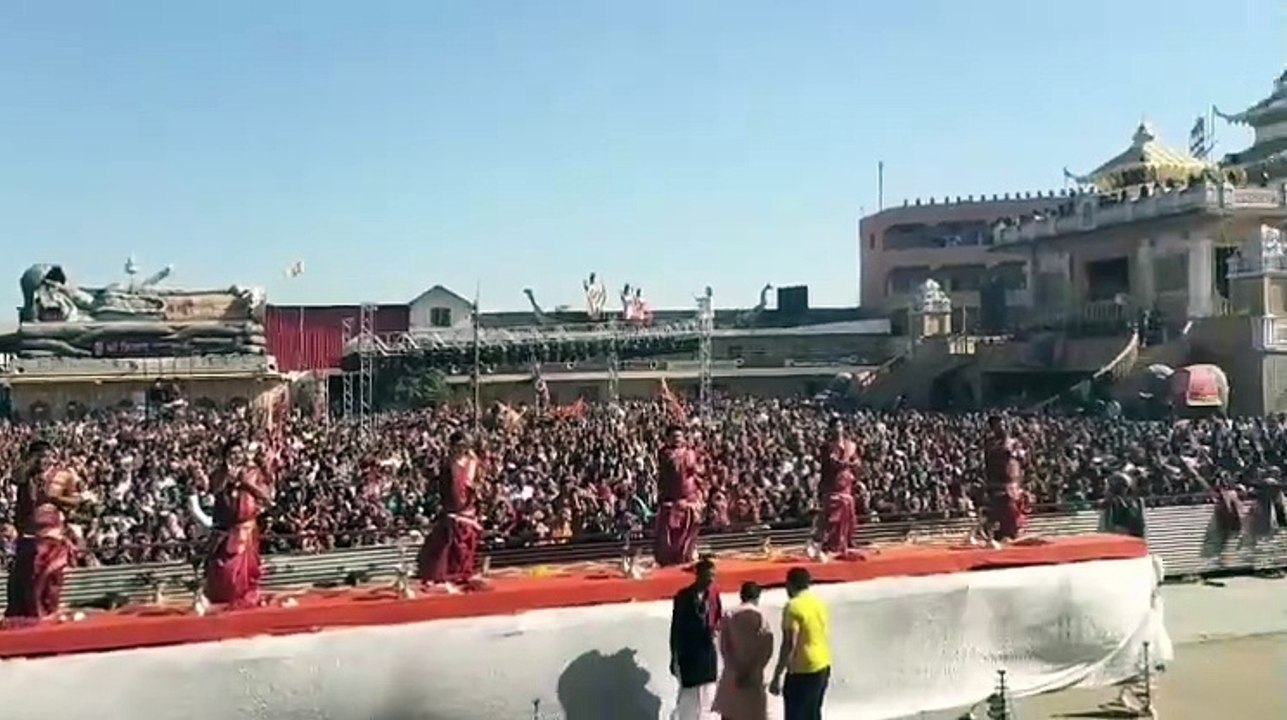 श्री कुबेरेश्वर धाम में कथा के पहले दिन उमड़ी श्रद्धालुओं की भीड़