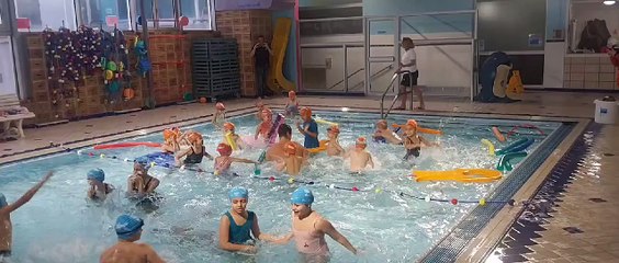 L'athlète olympique Pacôme Bricout à la piscine de Pierrelatte au milieu des futurs nageurs.
