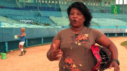 Ser árbitra de béisbol en un terreno exclusivo para hombres, la experiencia de Janet Moreno
