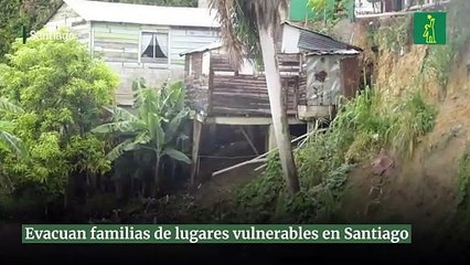 Evacuan familias de lugares vulnerables en Santiago