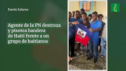 Agente de la PN destroza y pisotea bandera de Haití frente a un grupo de haitianos