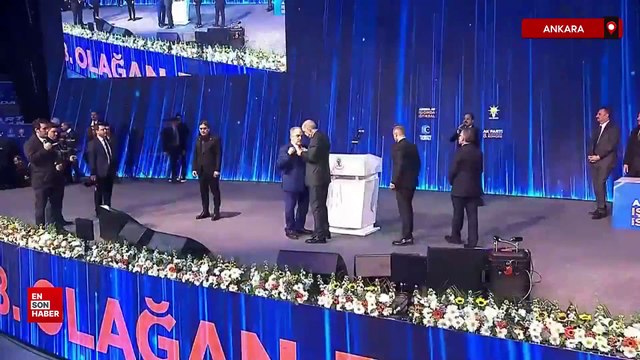 AK Parti'ye katılan isimlere Cumhurbaşkanı Erdoğan rozetlerini taktı
