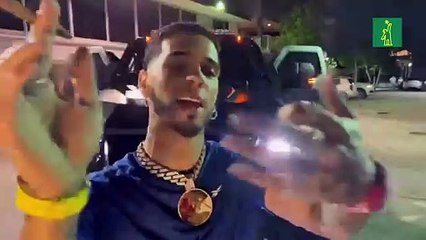 Anuel presume su nuevo carro, un tanque militar.
