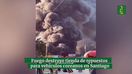 Fuego destruye tienda de repuestos para vehículos coreanos en Santiago