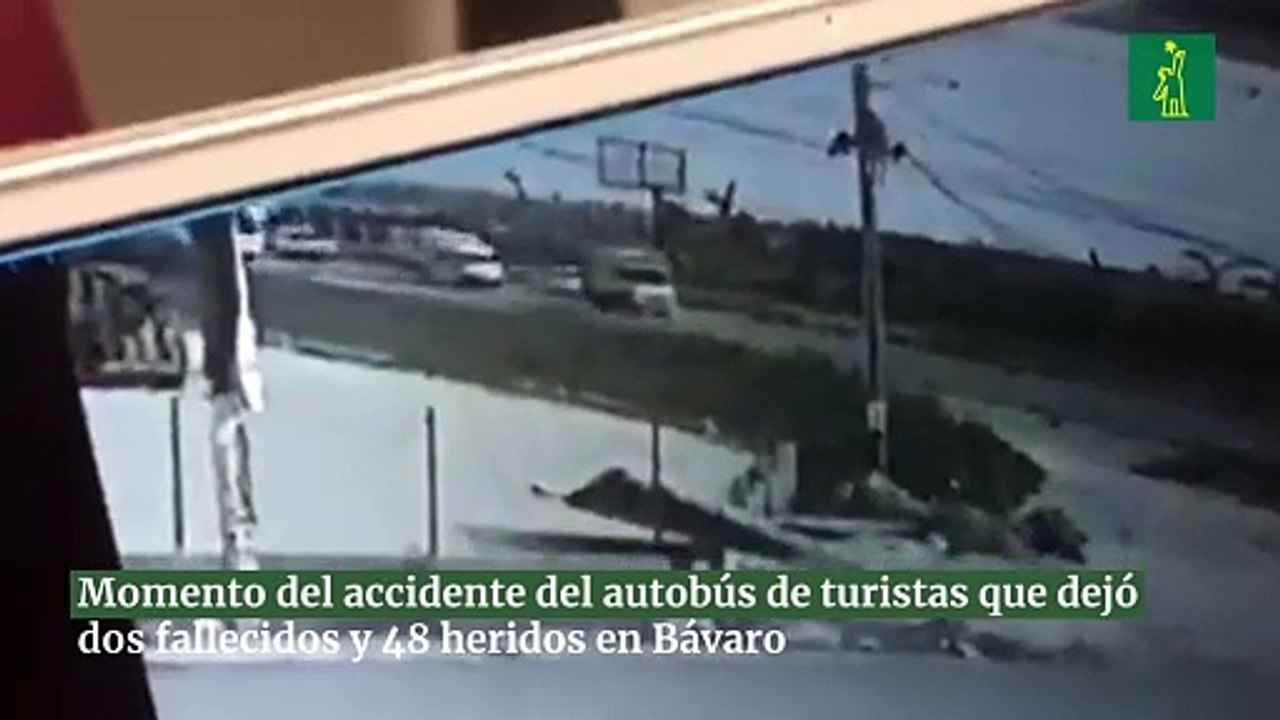 Momento del accidente del autobús de turistas que dejó dos fallecidos y 48 heridos en Bávaro