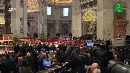 Miles de fieles desfilan para despedir a Benedicto XVI en basílica de San Pedro