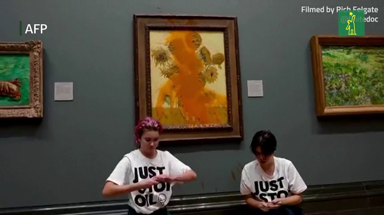 Dos ecologistas arrojan sopa de tomate al cuadro "Los girasoles" de Van Gogh