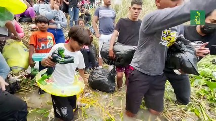 Decenas de migrantes en México se lanzan al río Bravo para llegar a los Estados Unidos