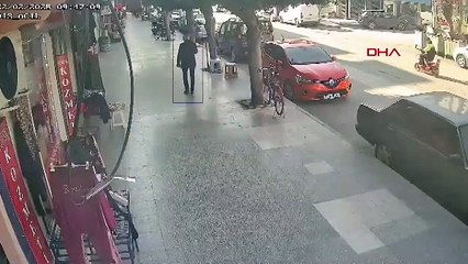 Firari angus kaldırımda yürüyen adamı boynuzladı