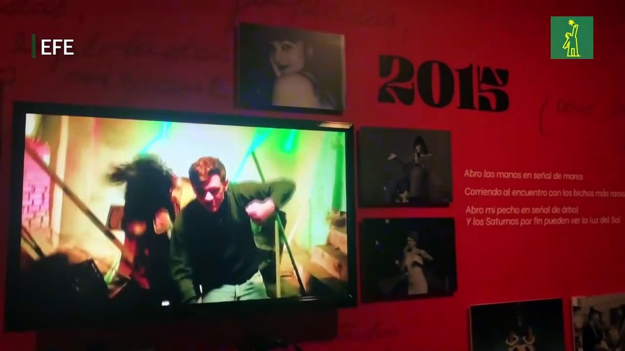 La cantante Mon Laferte muestra su faceta de pintora y poeta en gran exposición en Chile