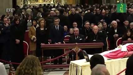 Casi 200.000 personas han pasado por la capilla ardiente de Benedicto XVI