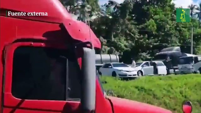 Dos muertos en accidente múltiple en la autopista Duarte, tramo La Cumbre-Piedra Blanca.