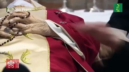El fallecido Papa Benedicto XVI es velado en la Basílica de San Pedro