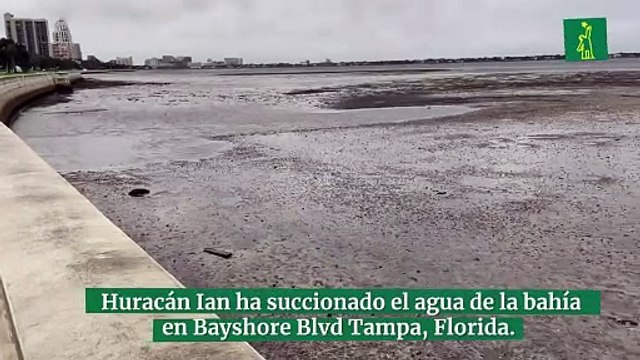 Huracán Ian ha succionado el agua de la bahía en Bayshore Blvd Tampa, Florida.