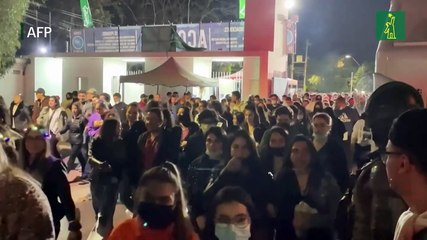 Miles de personas ingresan a la fuerza a recital de Daddy Yankee en Chile